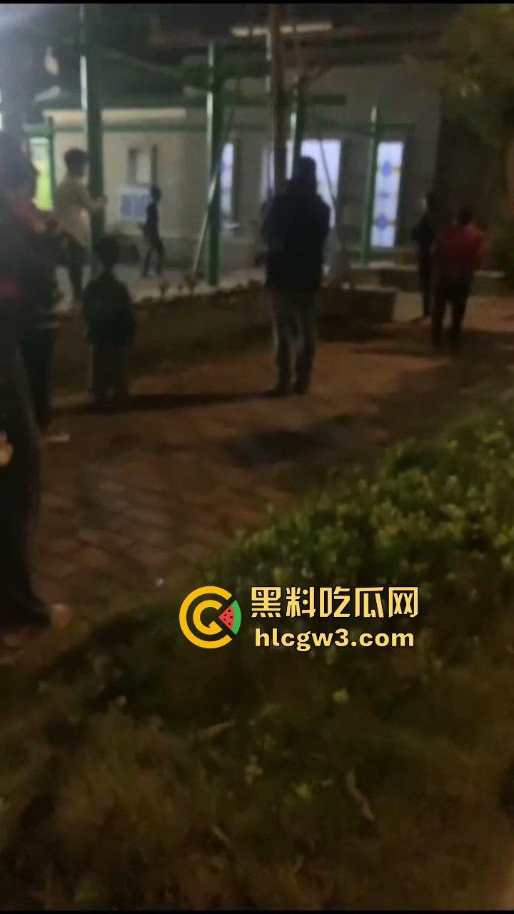 江门女装大佬变态出没!戴人皮面具假发混进女厕,被追堵脱下伪装,真是恶心到顶了!-3