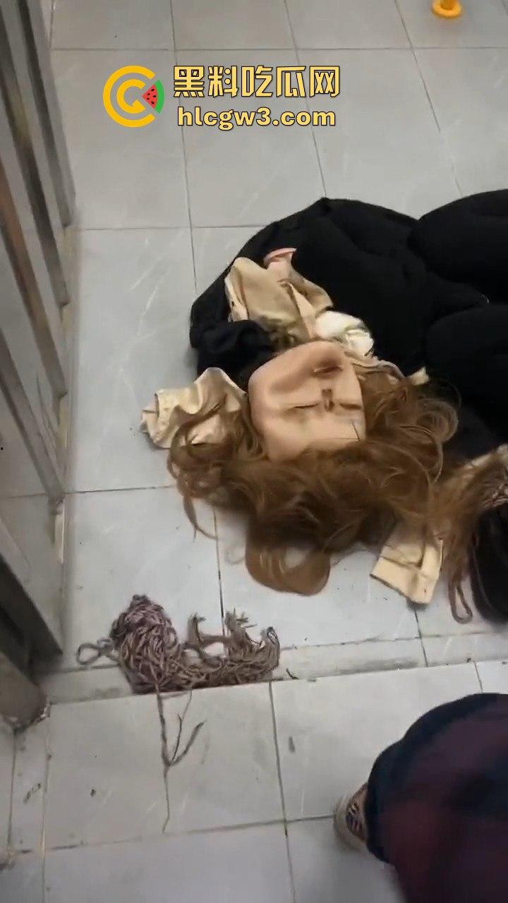 江门女装大佬变态出没!戴人皮面具假发混进女厕,被追堵脱下伪装,真是恶心到顶了!-8