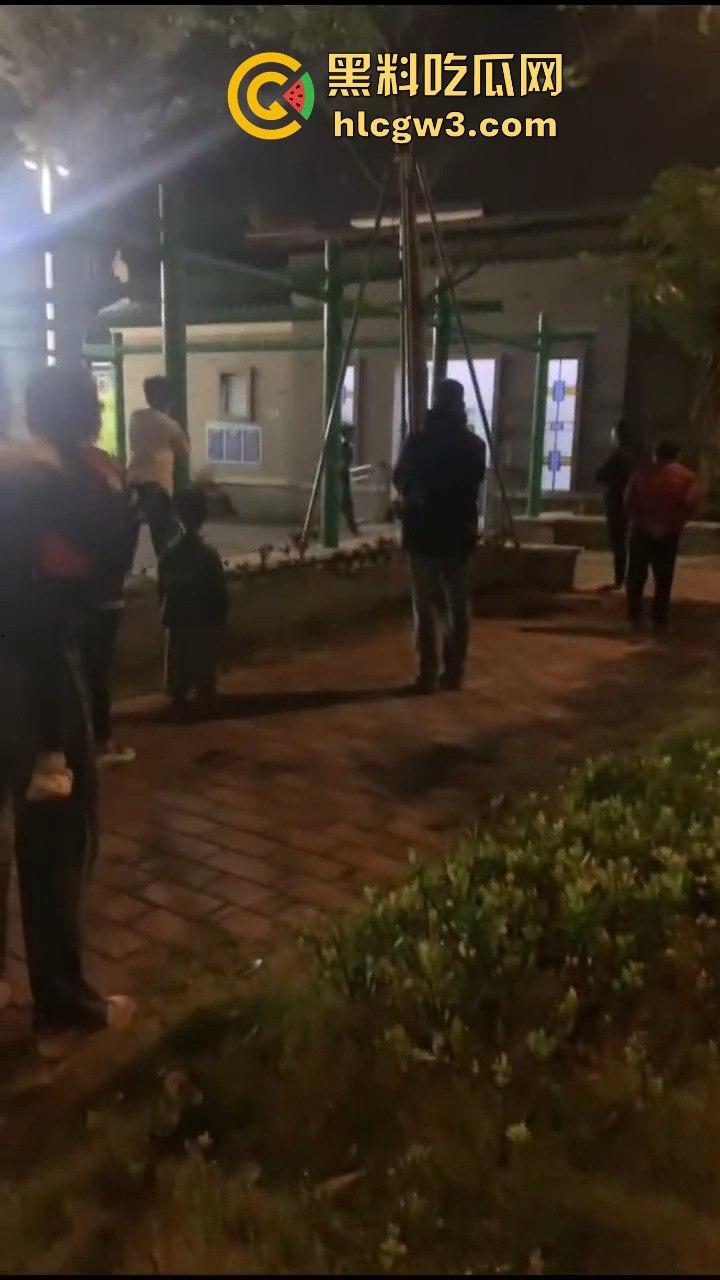 江门女装大佬变态出没!戴人皮面具假发混进女厕,被追堵脱下伪装,真是恶心到顶了!-10