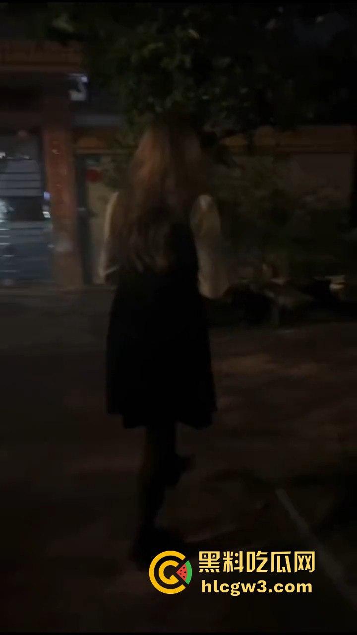 江门女装大佬变态出没!戴人皮面具假发混进女厕,被追堵脱下伪装,真是恶心到顶了!-11