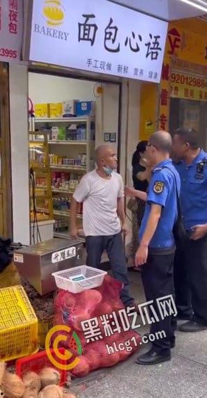 广州市天河区棠德花苑城管与卖椰子的小贩起争执，小贩操起铲子当场爆头 血流不止 大快人心！-4