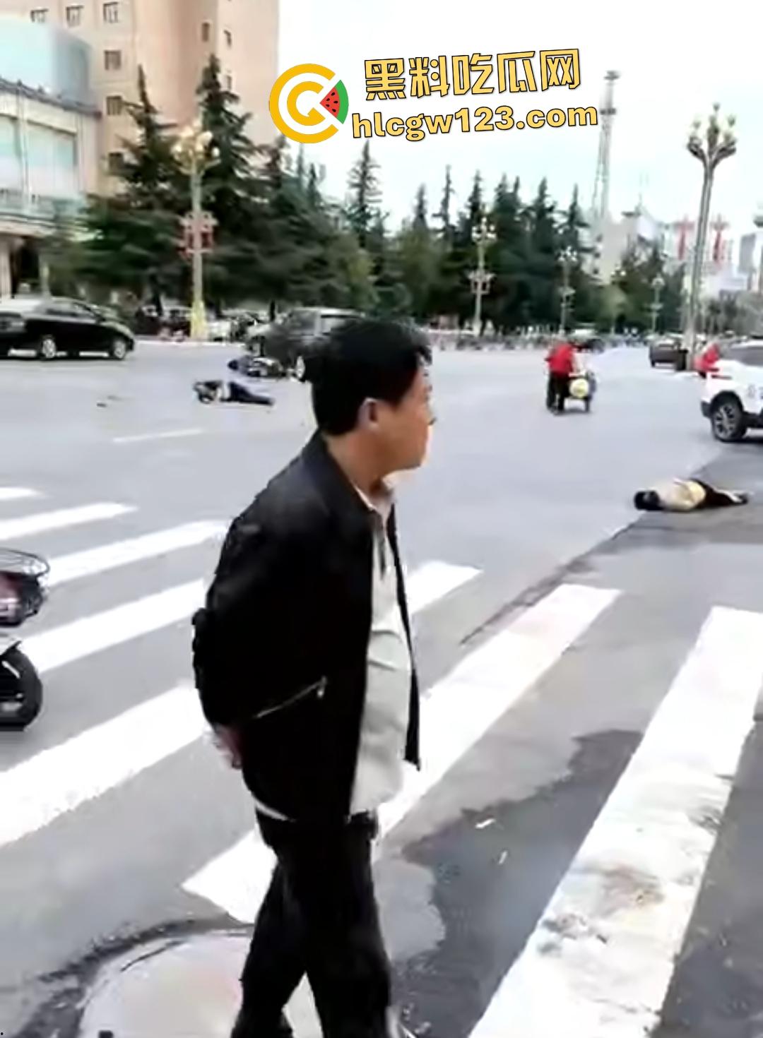 宝鸡社区书记【张春凤】54岁飙车狂追女子，侠盗飞车撞人场面吓傻路人！-3