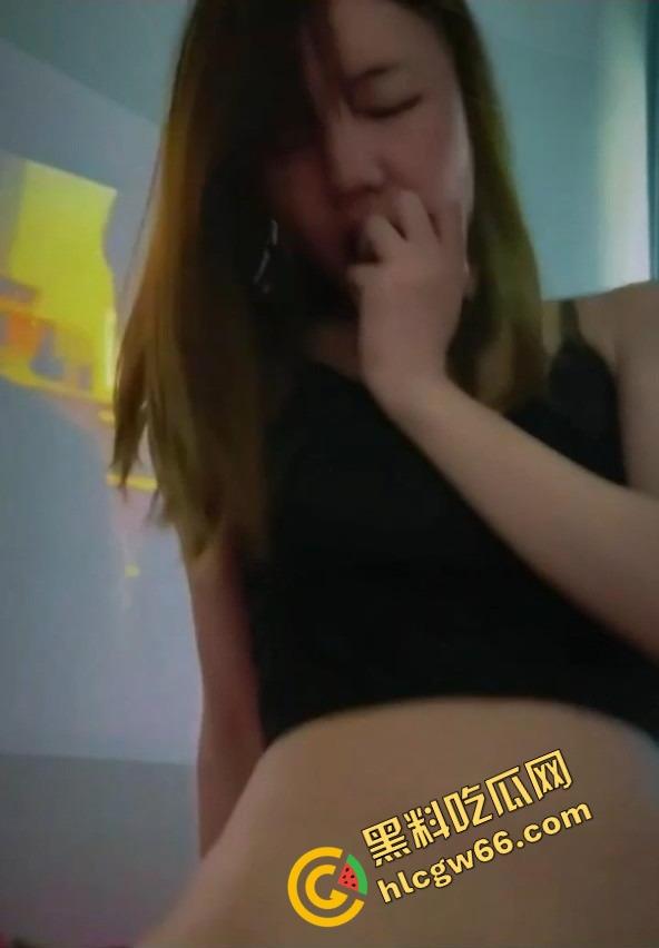 青岛霸王茶姬店员【敏敏】性爱自拍泄露！出租屋被操到浪叫喷水，小穴张开自拍全程曝光，真是敢玩的小母狗！-9