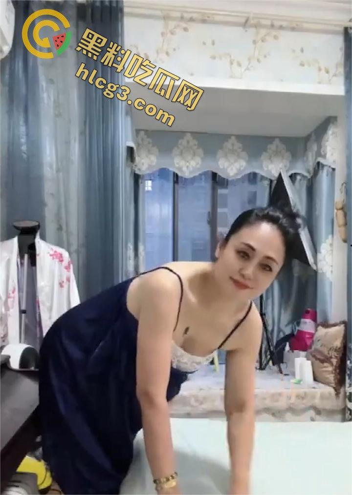 湖北风韵犹存老熟女『冯永华』玩短视频情趣肉棒自插骚穴 逼肥肉厚淫水流淌 淫叫连连-3