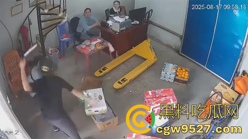 越南海防水果批发市场，发生重大砍人事件，男子手持菜刀疯狂劈砍，导致三人身受重伤，现场视频流出！-8