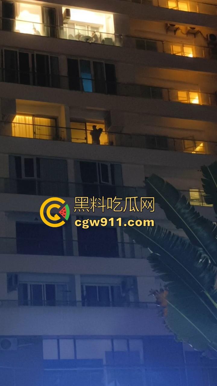 三亚酒店深夜酒店阳台玩露出？不是哥们这么享受的嘛，女友扶栏杆后入，曼妙的身姿在灯光下展现刺激！-7