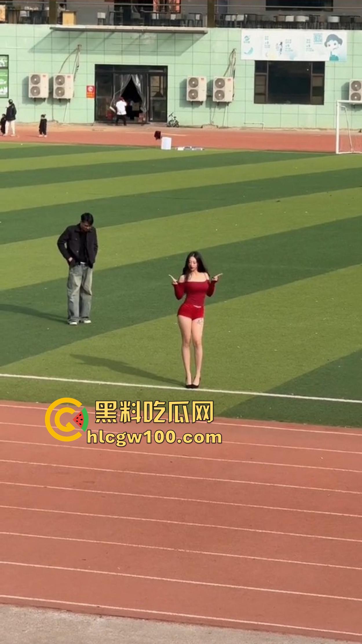 广州财经大学女大学生骚的在操场拍擦边视频,旁边男大看的枪都快走火,结果加微信被当场打脸,局面尴尬变名画!-7