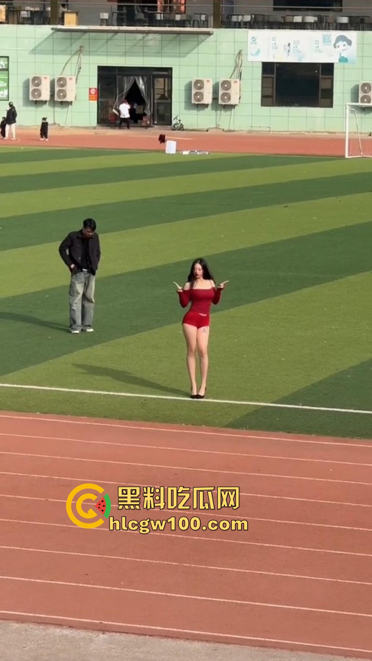 广州财经大学女大学生骚的在操场拍擦边视频,旁边男大看的枪都快走火,结果加微信被当场打脸,局面尴尬变名画!-8