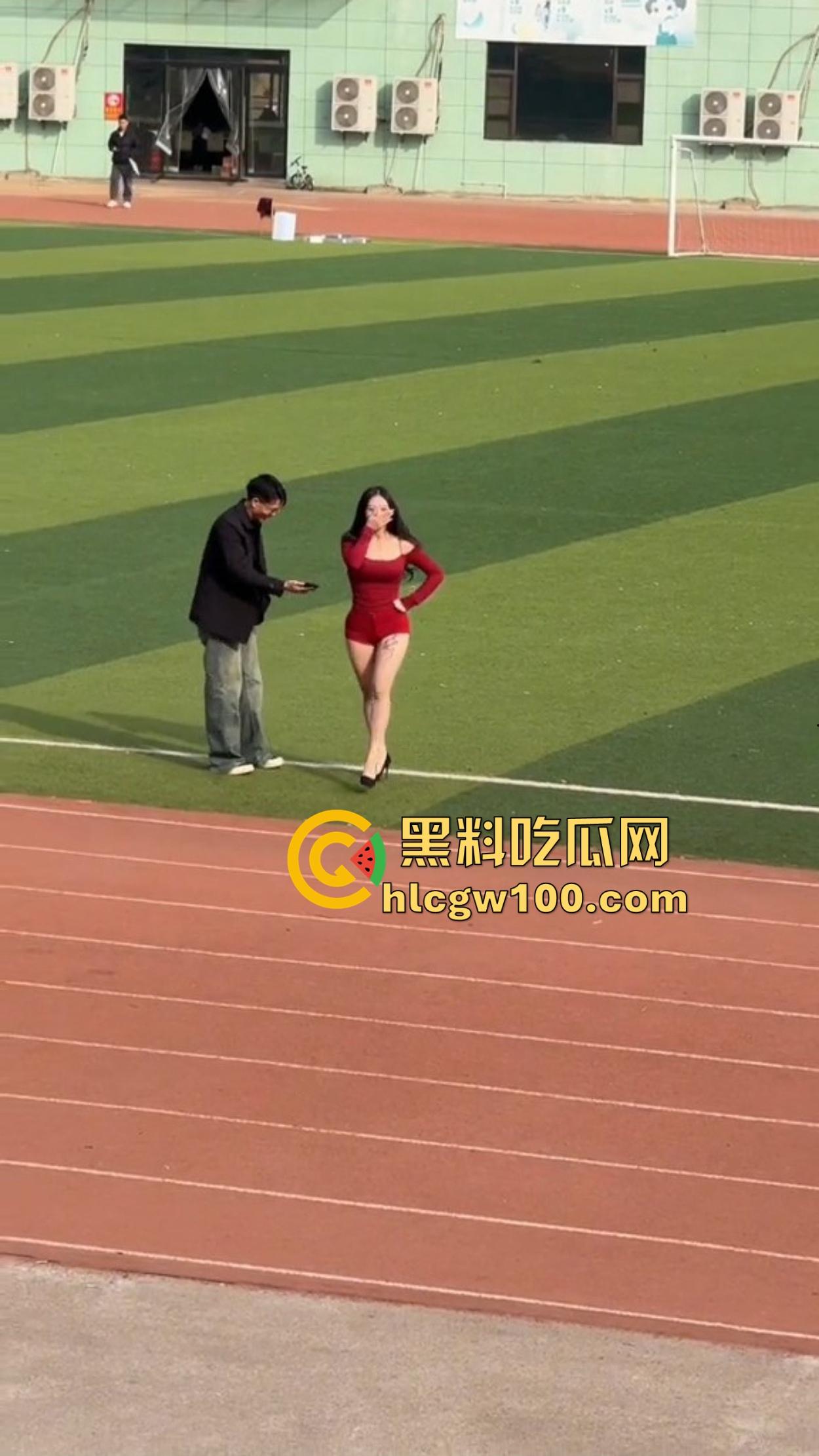 广州财经大学女大学生骚的在操场拍擦边视频,旁边男大看的枪都快走火,结果加微信被当场打脸,局面尴尬变名画!-12