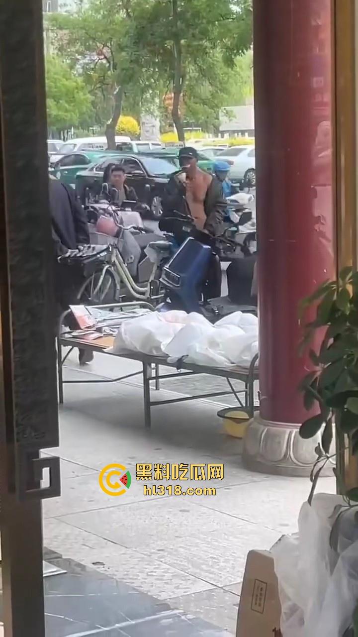 大屌老头街头撸管震惊路人,手握粗长肉棒猛甩,虽然尺寸惊人但我还是确信瓜友们的都比他的大很多!-2