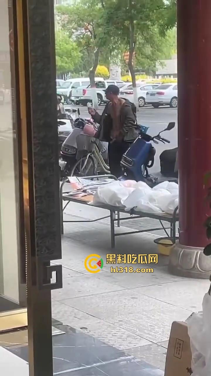 大屌老头街头撸管震惊路人,手握粗长肉棒猛甩,虽然尺寸惊人但我还是确信瓜友们的都比他的大很多!-3