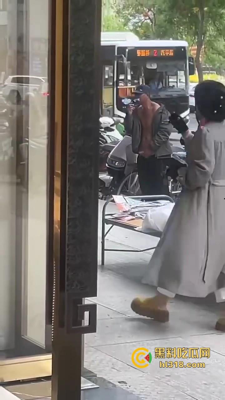 大屌老头街头撸管震惊路人,手握粗长肉棒猛甩,虽然尺寸惊人但我还是确信瓜友们的都比他的大很多!-5