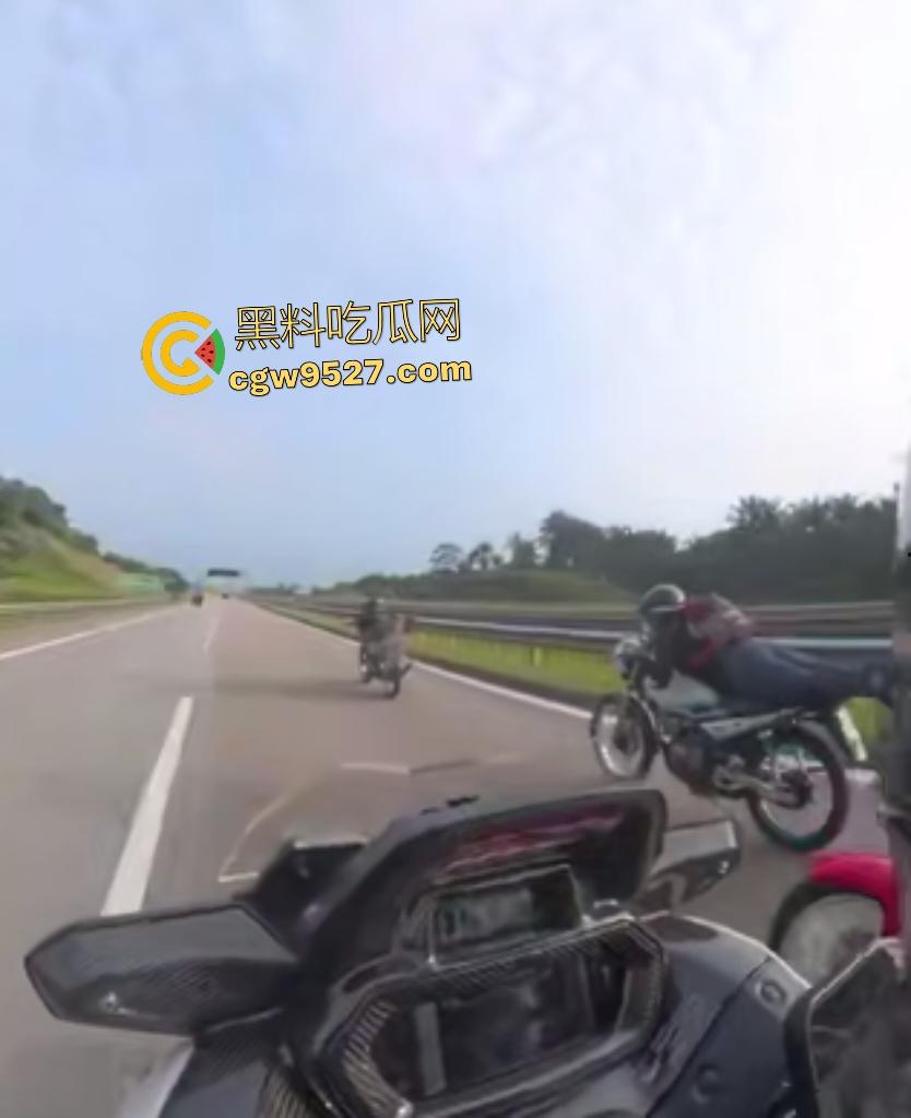 马来西亚摩托车仔cos超人飞姿飙车翻车！连环撞摩托直接散架，1人不治惨死，超人不是那么好当的！-1