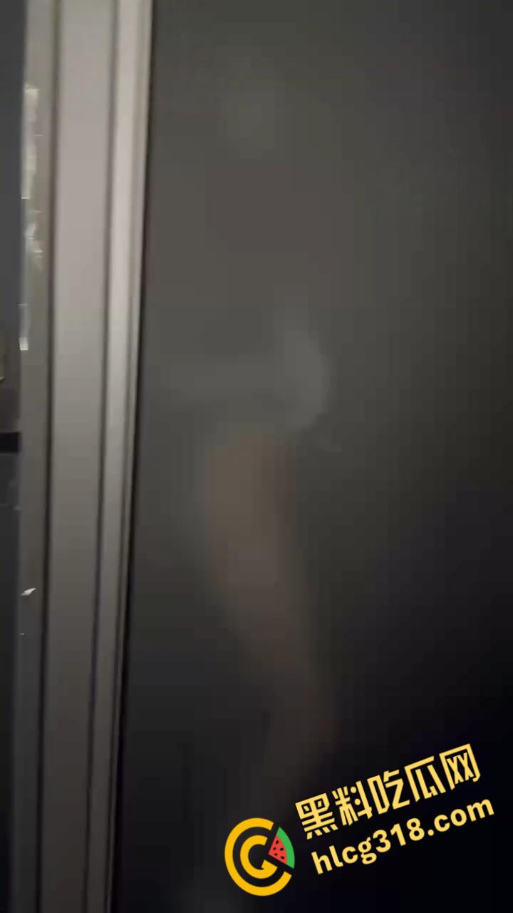 年轻人玩的就是刺激，酒吧厕所里野战，透视门映射出白嫩的酮体，做爱的轮廓有着朦胧的美感 !-1