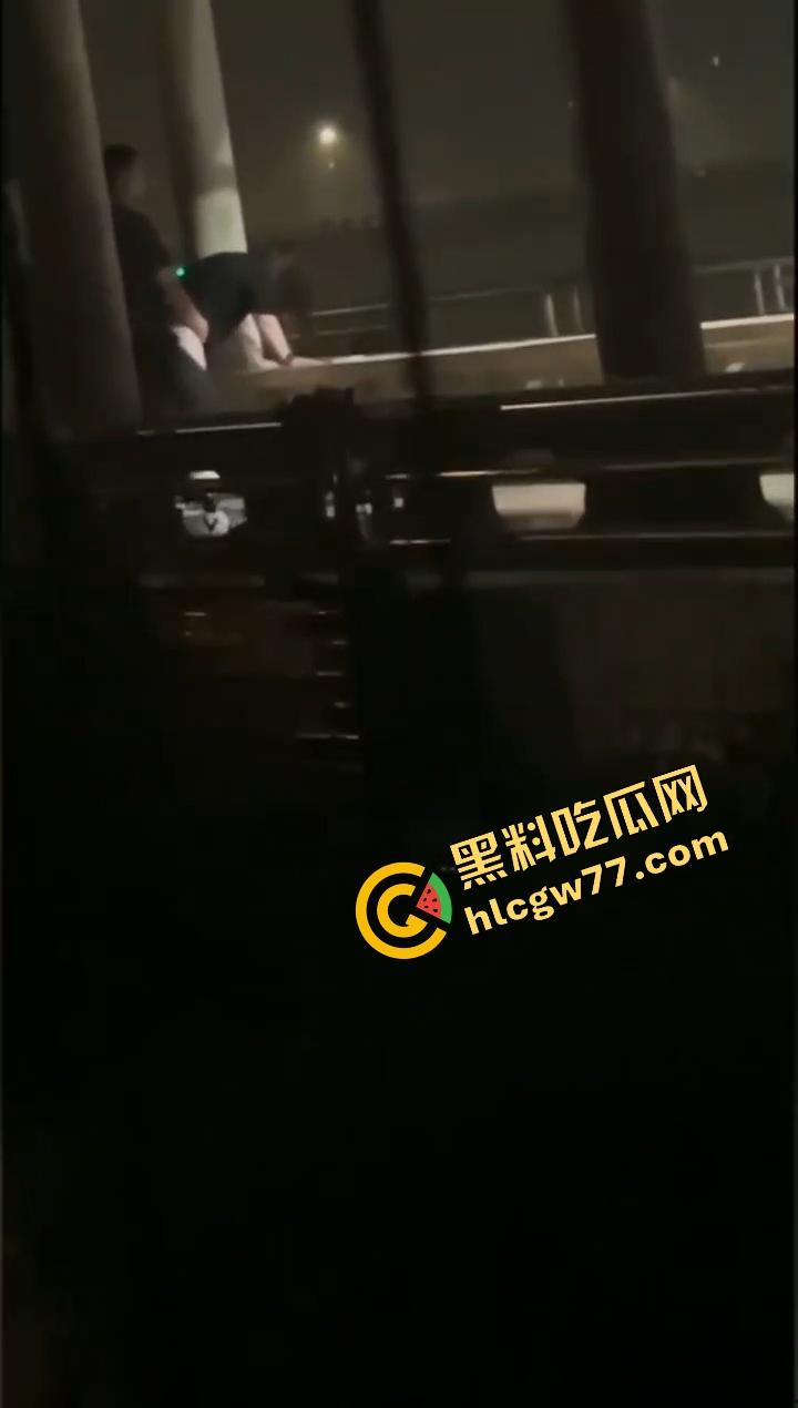 最美的不是下雨天,而是你在我身上坐着颤的瞬间,武汉大学情侣公共场合观音坐莲被偷拍,全网疯传!-13