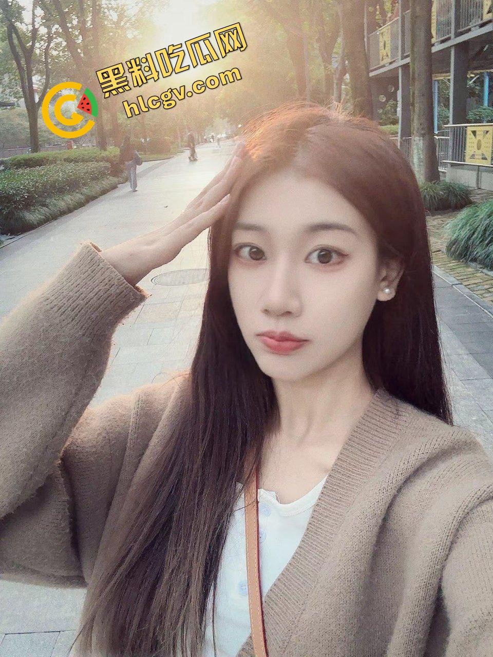 抖音:网瘾少女贱货母狗『王怡馨』98年模特身材 与土豪大哥玩3P 独家曝光流出！-7