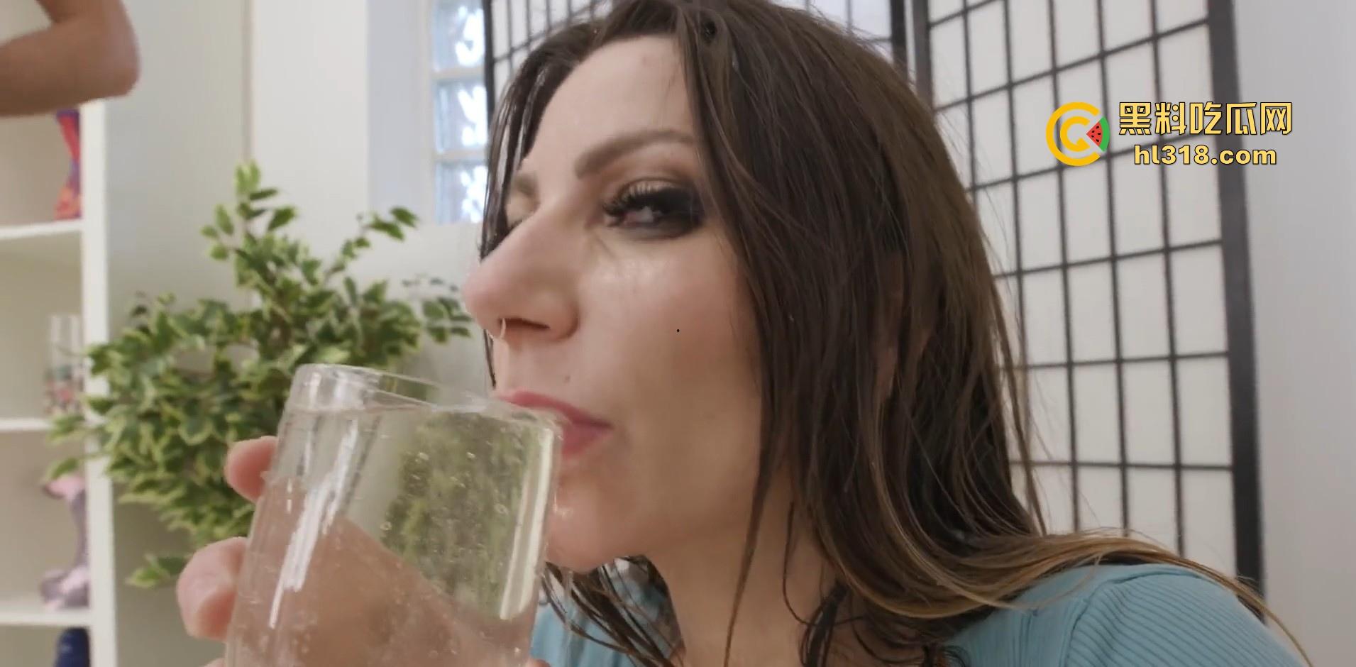 猎奇重口！欧美熟女上演喝尿挑战，四五个男优现场直尿，骚逼拿杯慢品，不知道的以为她在喝红酒呢！-3