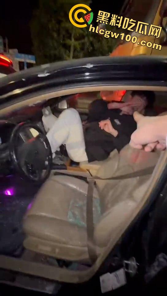 真人版罪恶都市!大马路沦为“死亡角斗场”,仇家飙车怒撞,一米多长“索命”刀狂舞-11