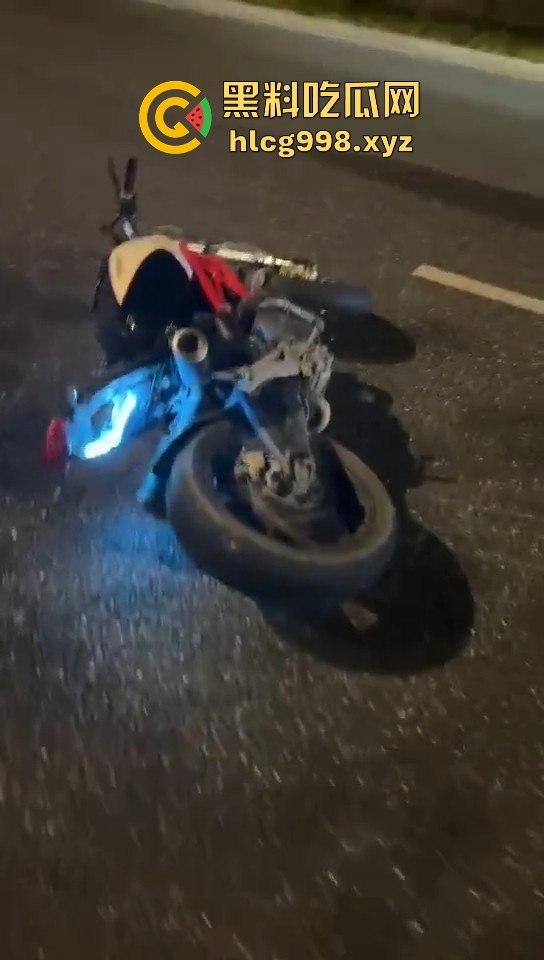宁波10月10日深夜飙车狂徒闯红灯撞飞辅警!摩托车主嚣张逃逸毫发无损!-7