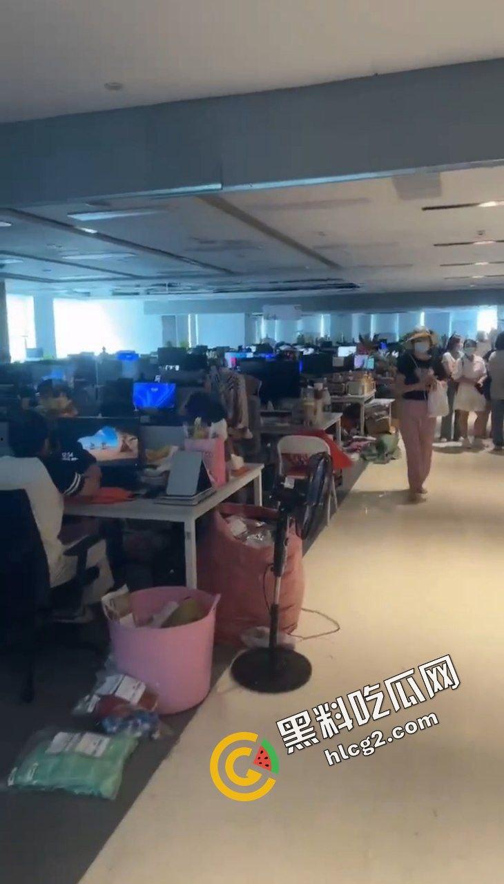 拼多多海外版Tume商家集体维权！因高额罚款 上百商家围堵拼多多广州总部 讨要说法-5