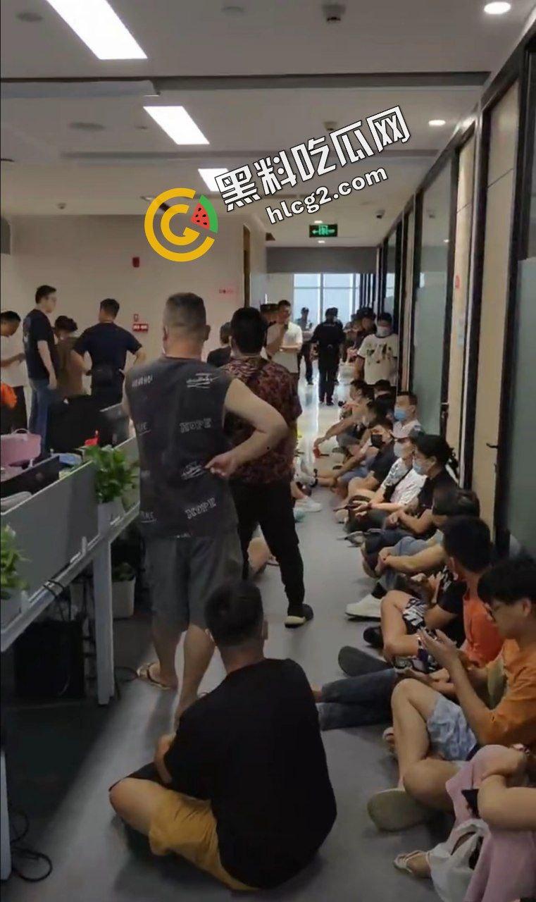 拼多多海外版Tume商家集体维权！因高额罚款 上百商家围堵拼多多广州总部 讨要说法-6