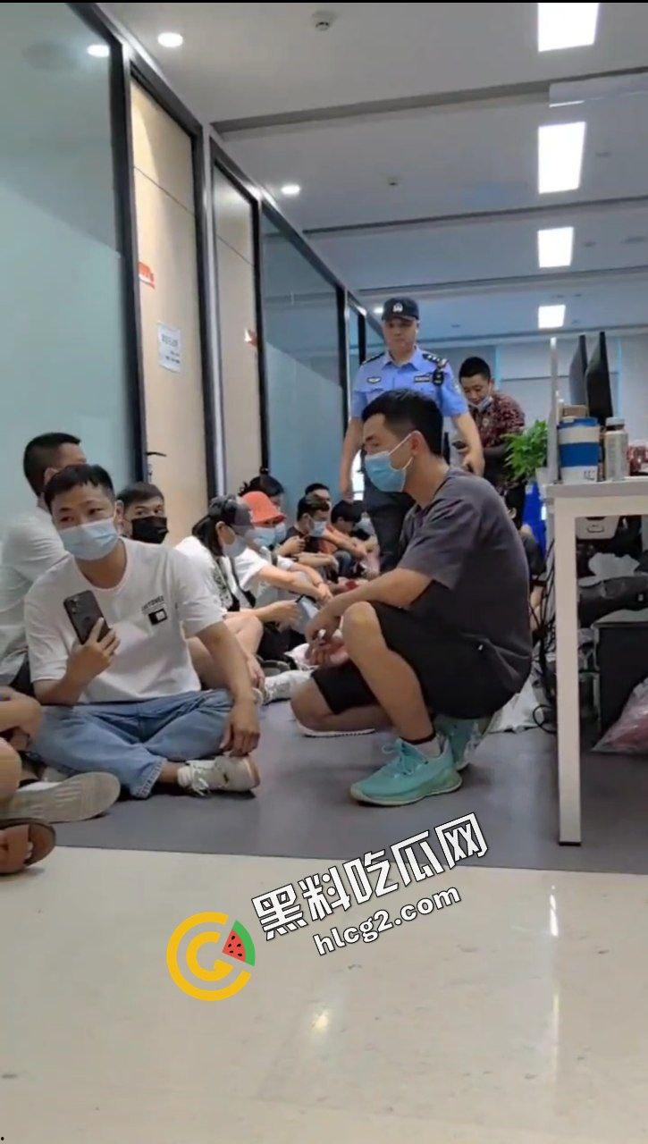 拼多多海外版Tume商家集体维权！因高额罚款 上百商家围堵拼多多广州总部 讨要说法-8