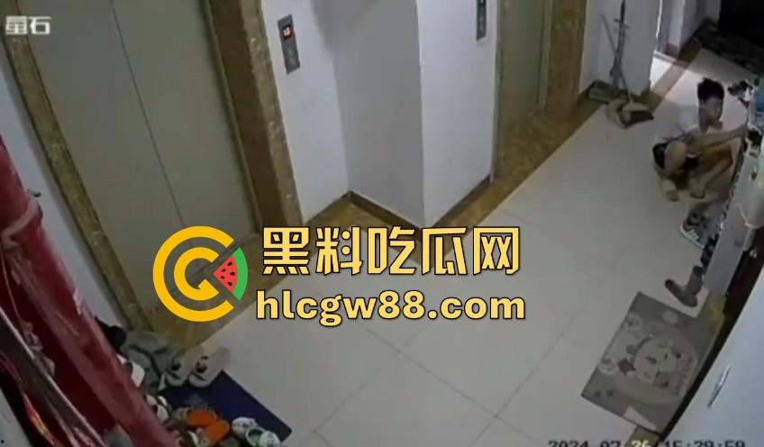 变态群友的分享！湖南脚控小哥去偷盗楼下小姐姐的的美鞋用来吃饭 脚控到已经病态 内容炸裂！-9