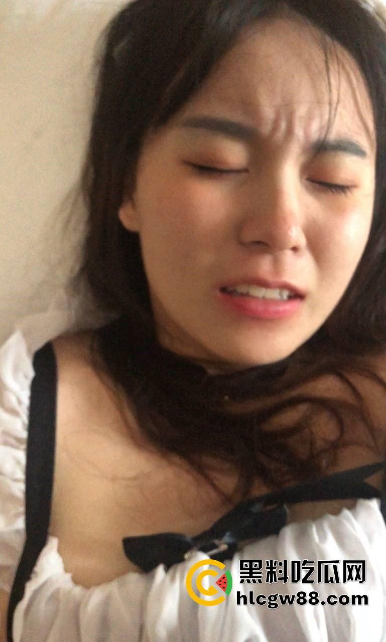 福州妹子【孙雪】周日穿女仆装被按在窗户边趴着被猛操，射完还主动舔干净，男友连操数小时无套爆射！-2