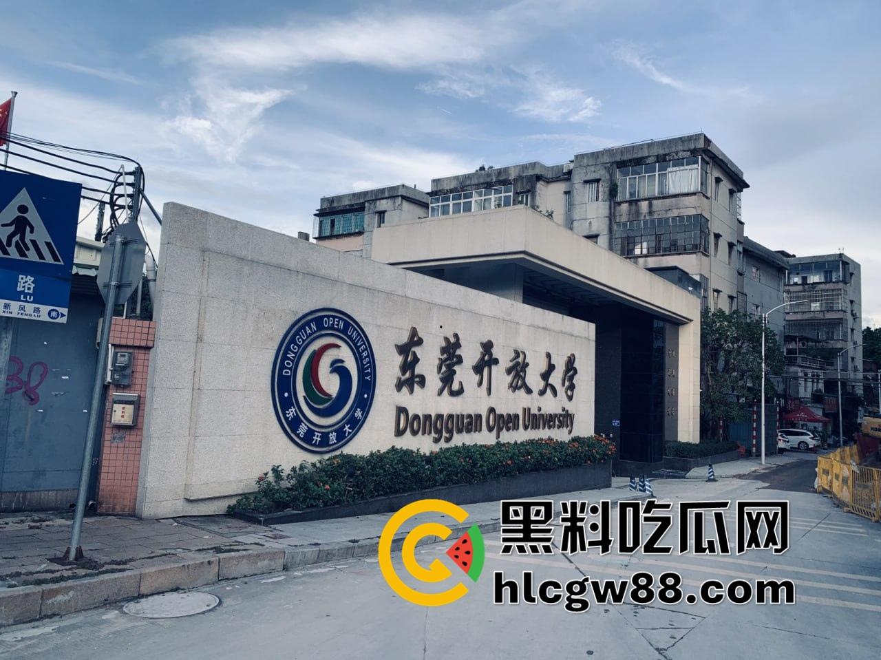 东莞开放大学阳台导管哥爆火，妹子偷拍全程，一边录一边激动，学校这开放程度绝对天花板！-1