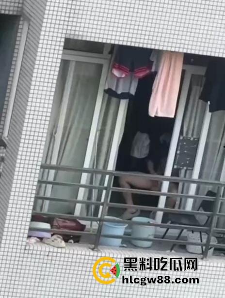 东莞开放大学阳台导管哥爆火，妹子偷拍全程，一边录一边激动，学校这开放程度绝对天花板！-8
