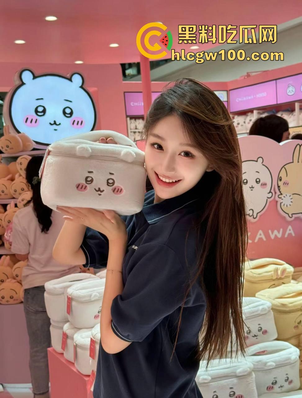 有钱人的新型乐器广州富二代脱光拜金女，屁股被敲出新节奏，这鼓质量真抗打，长得像黄渤敲得有点出戏！-2