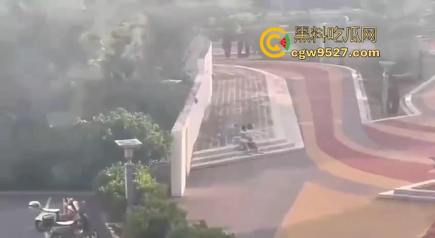 广东轻工职业技术职业学院，大胆情侣校园大胆户外做爱，完全无视众人，激情骑乘，年轻人会玩！-3