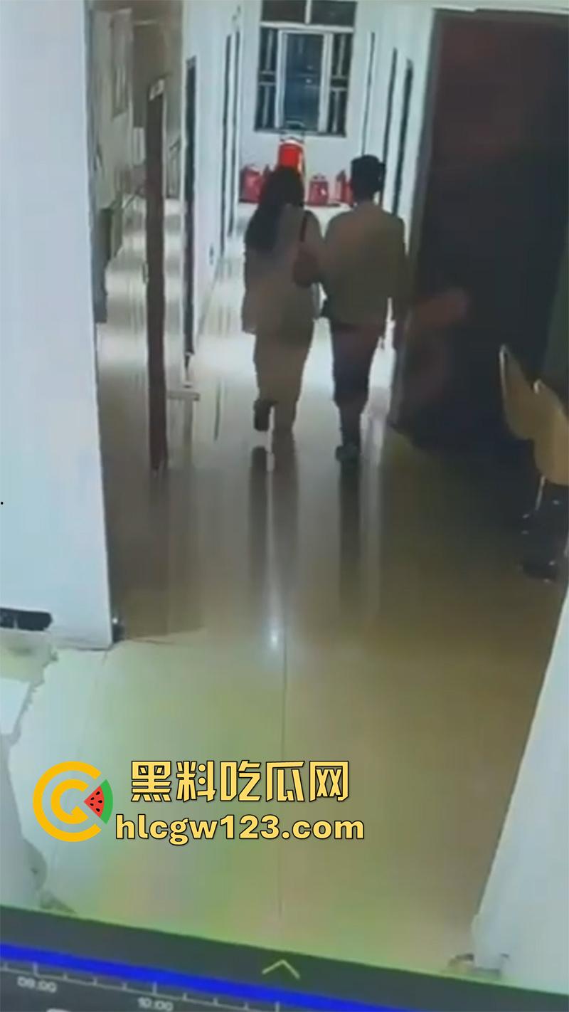 监控实拍捉奸现场，小伙约炮少妇酒店开房，还没进屋就被大哥当场逮住，一脚飞踢直接跑路！-1