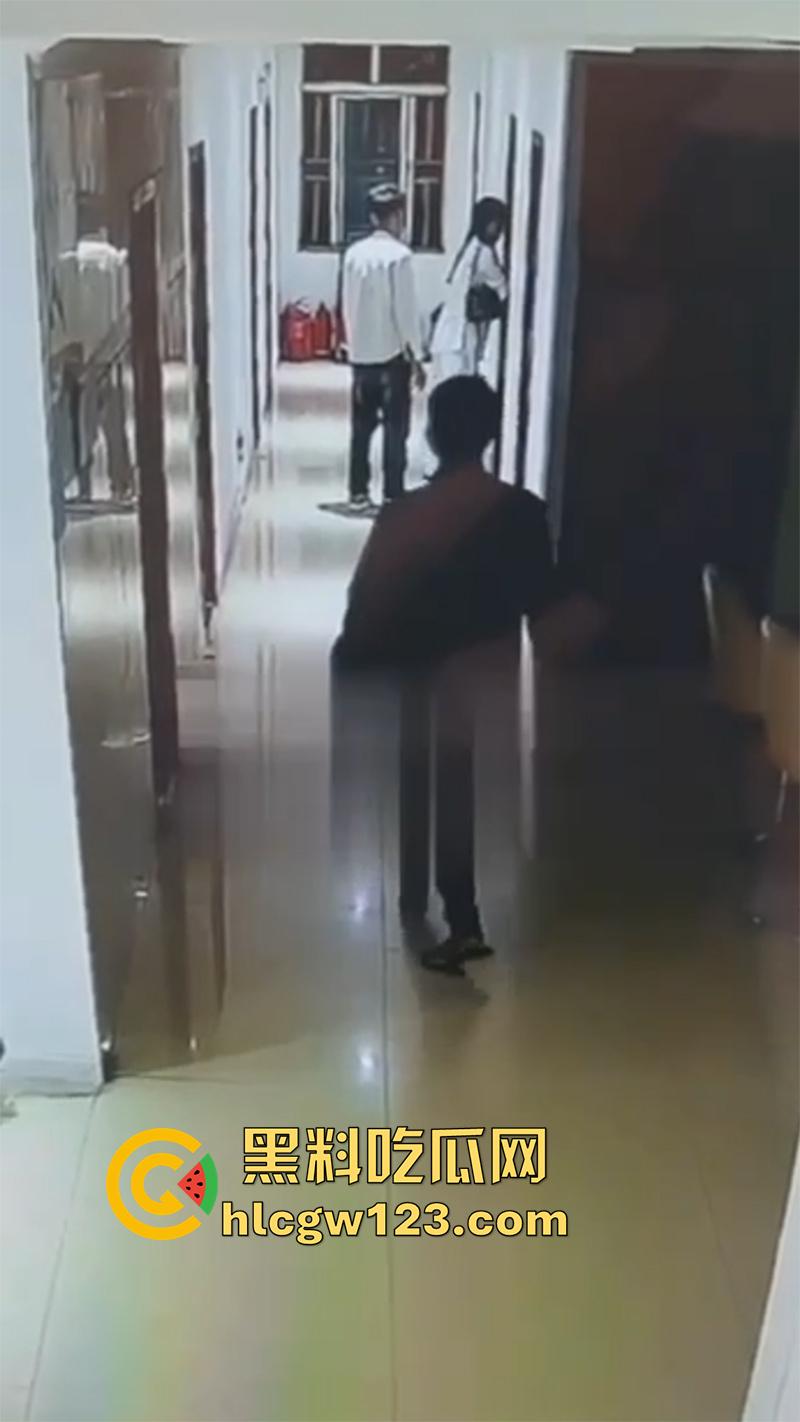 监控实拍捉奸现场，小伙约炮少妇酒店开房，还没进屋就被大哥当场逮住，一脚飞踢直接跑路！-3