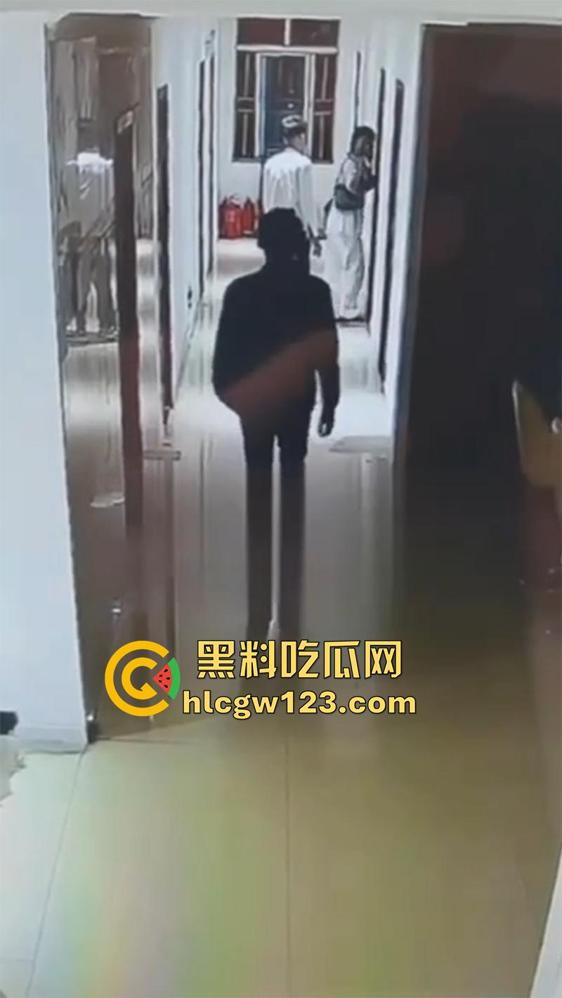 监控实拍捉奸现场，小伙约炮少妇酒店开房，还没进屋就被大哥当场逮住，一脚飞踢直接跑路！-4