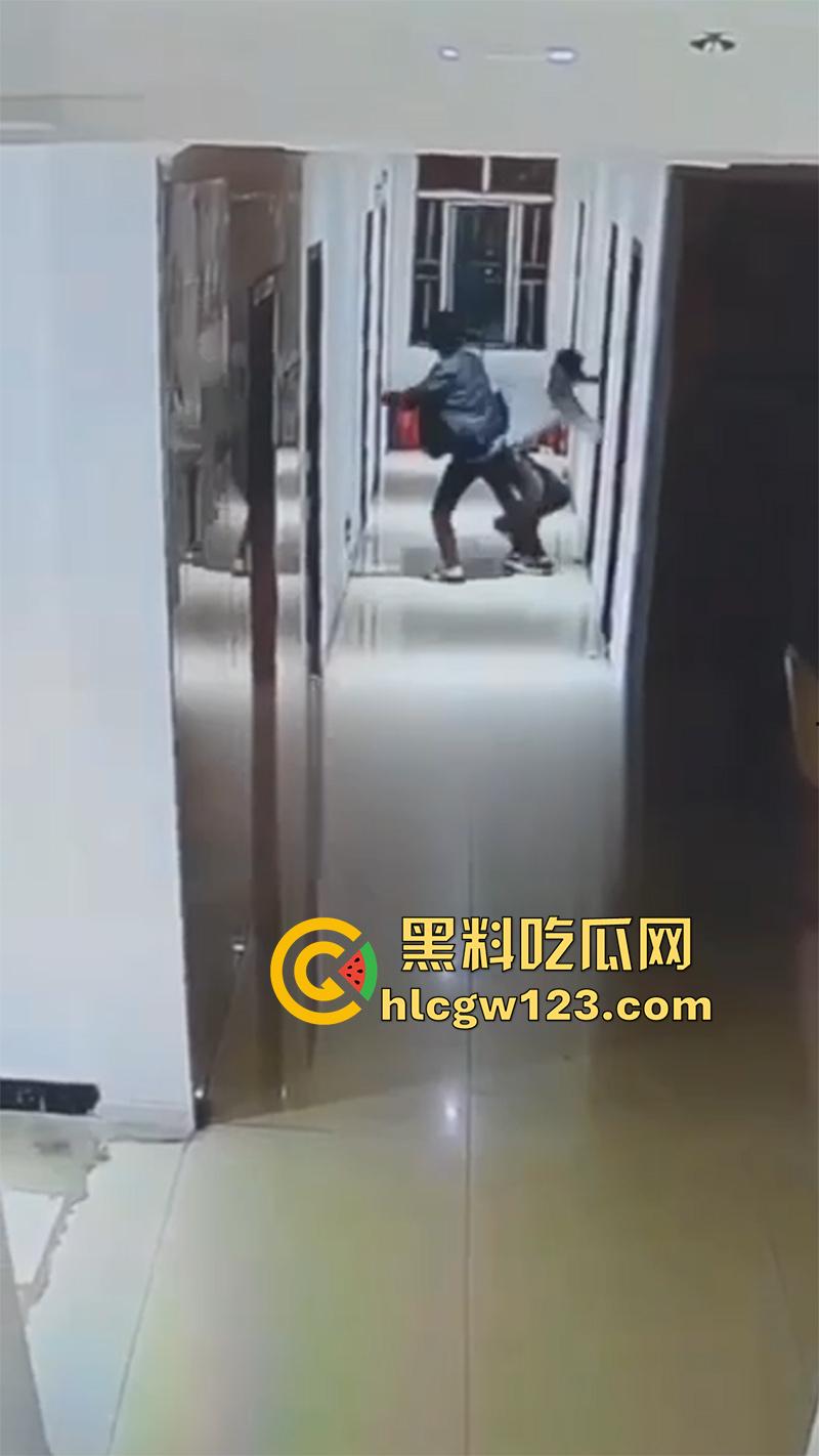 监控实拍捉奸现场，小伙约炮少妇酒店开房，还没进屋就被大哥当场逮住，一脚飞踢直接跑路！-6