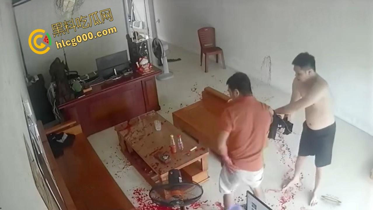 血腥慎入，越南店铺血腥事件，一男子因感情纠纷持，刀砍断另一男子手臂，现场血流成河惨不忍睹 !-7