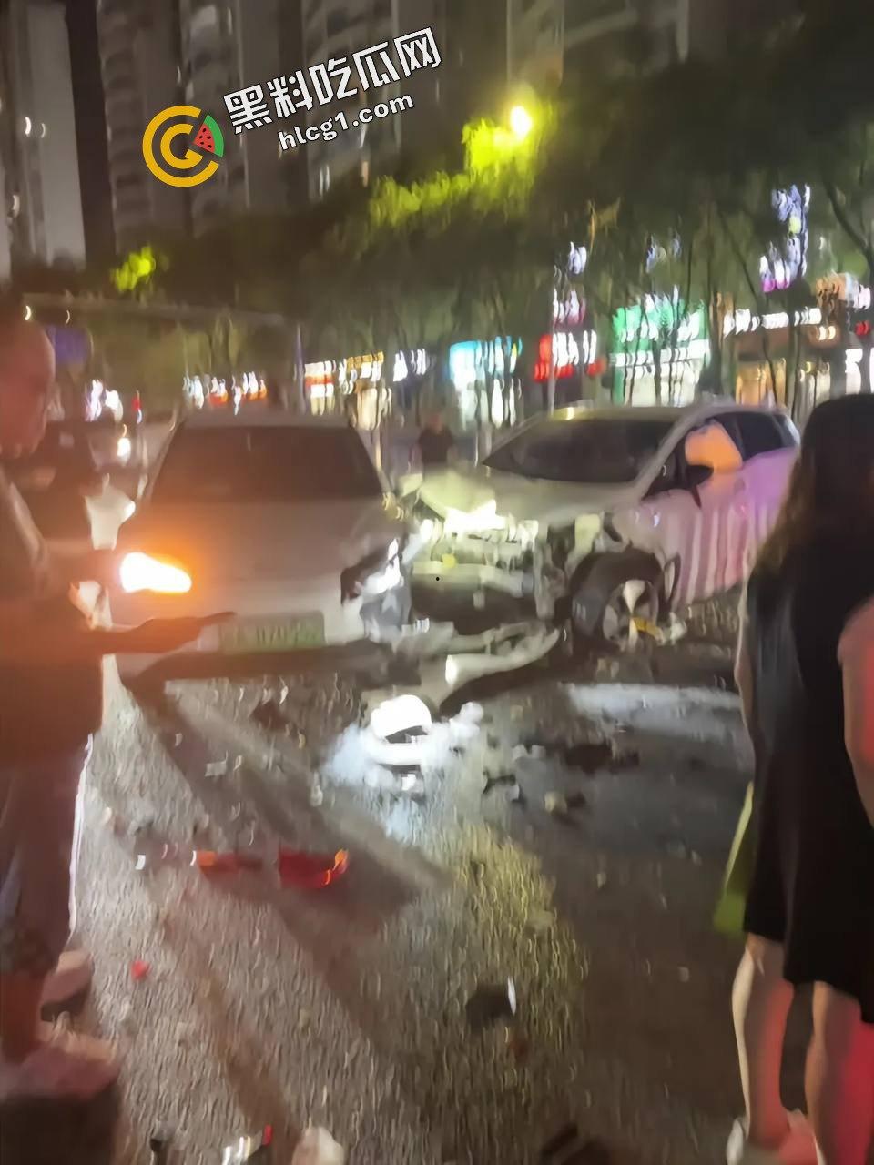 南宁凤翔路 一男子酒驾一路撞 追尾前方车辆 疑似撞倒一名女子 现场视频直达-1