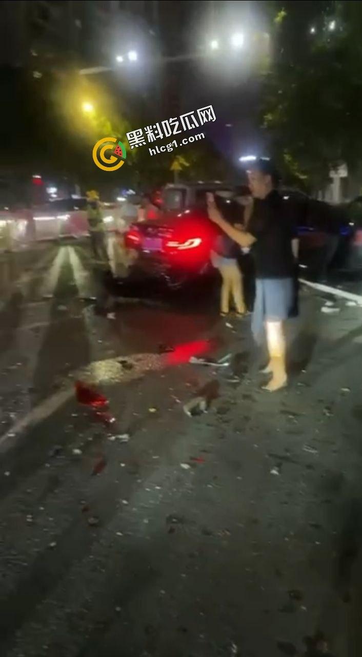 南宁凤翔路 一男子酒驾一路撞 追尾前方车辆 疑似撞倒一名女子 现场视频直达-2