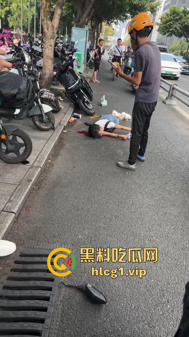 外卖小哥摩托车撞倒女子,女子头破血流浑身抽搐!-4