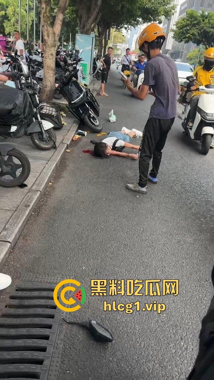 外卖小哥摩托车撞倒女子,女子头破血流浑身抽搐!-5