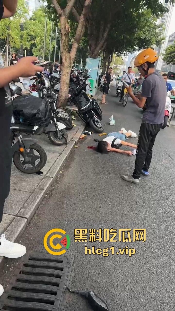 外卖小哥摩托车撞倒女子,女子头破血流浑身抽搐!-6
