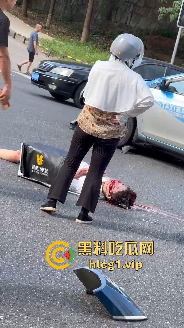 外卖小哥摩托车撞倒女子,女子头破血流浑身抽搐!-9