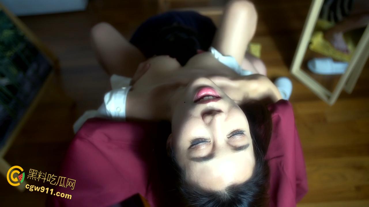 韩国三级片《妈妈的朋友2》,暑假邀约小伙惨遭偷家,饥渴少妇疯狂挑逗,厨房口交一直干到床上狂肏!-6