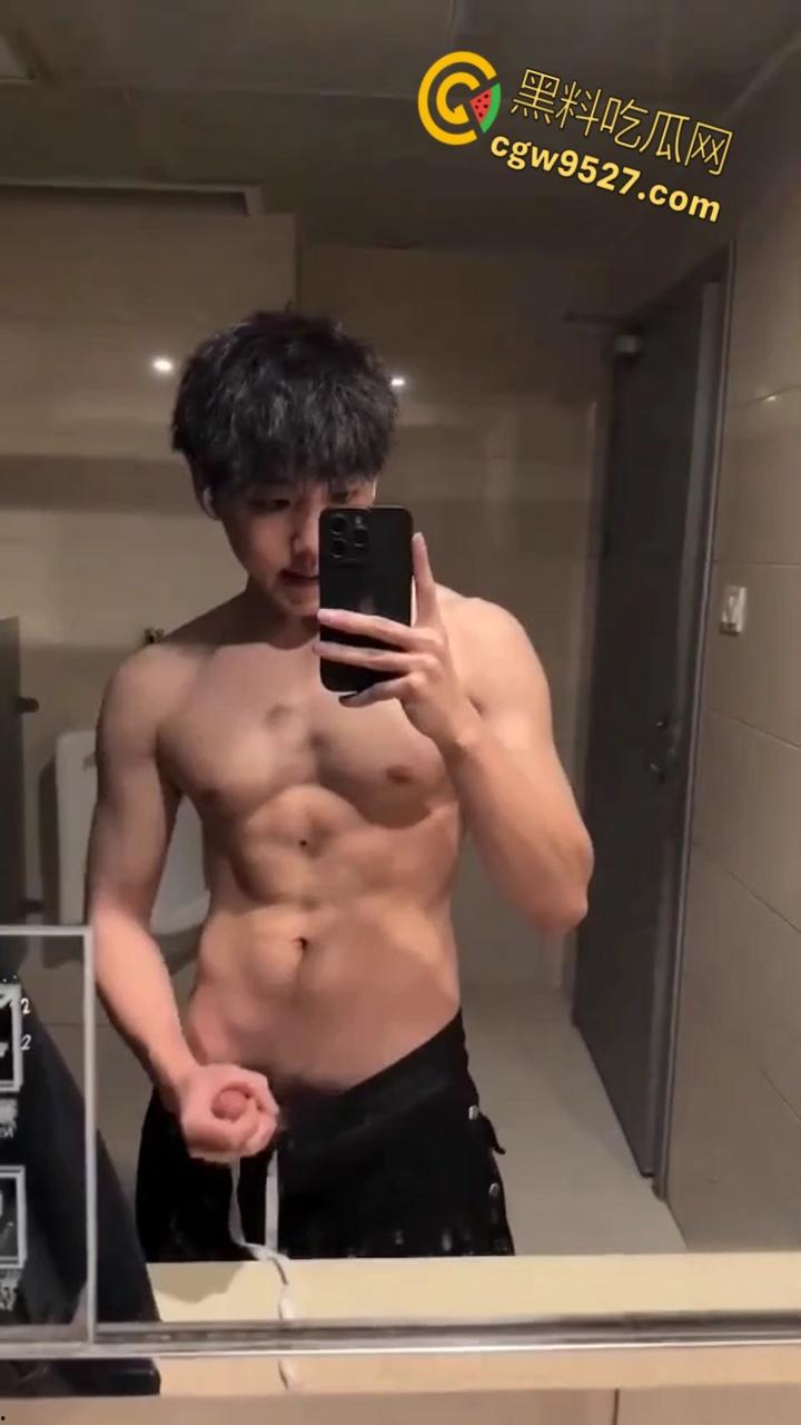 北体黑皮体育生【李辉】,体育生荷尔蒙分泌旺盛,兽性爆发猛猛打桩,爆操蹂躏巨乳女大学生 !-1