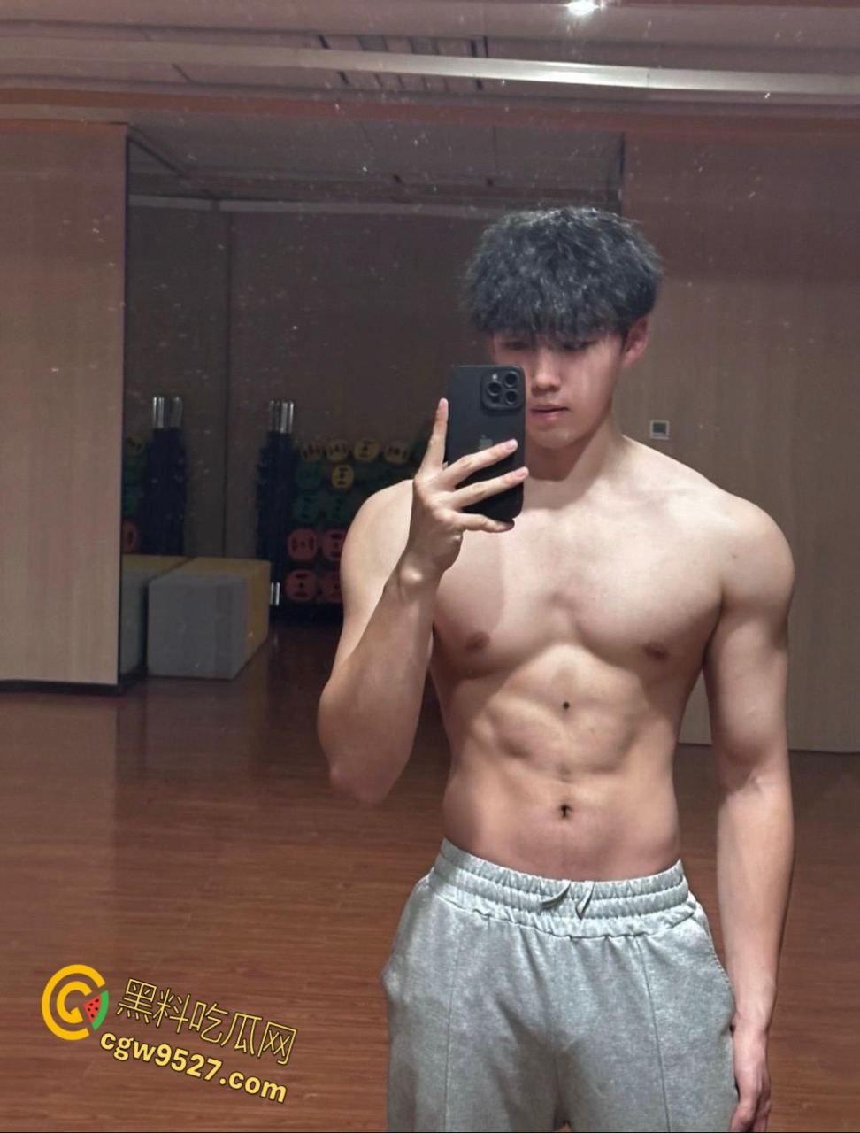 北体黑皮体育生【李辉】,体育生荷尔蒙分泌旺盛,兽性爆发猛猛打桩,爆操蹂躏巨乳女大学生 !-2