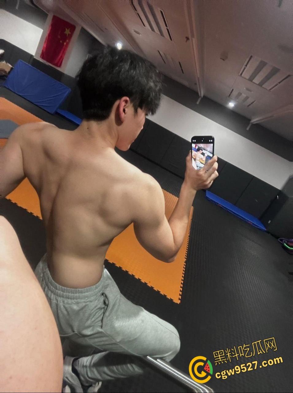 北体黑皮体育生【李辉】,体育生荷尔蒙分泌旺盛,兽性爆发猛猛打桩,爆操蹂躏巨乳女大学生 !-3