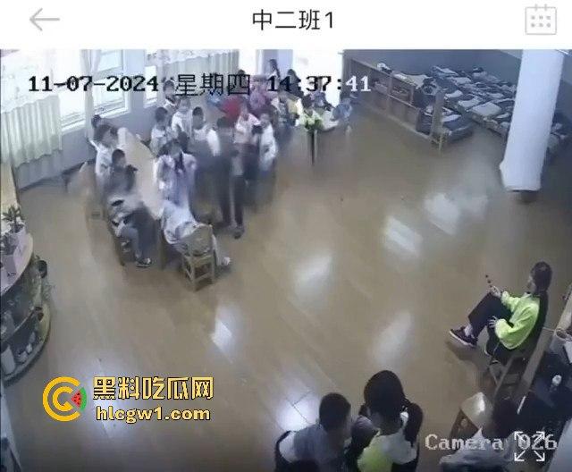 安徽六安幼儿园惊爆虐童丑闻！监控曝光老师暴打多名孩子，家长怒报警！-6