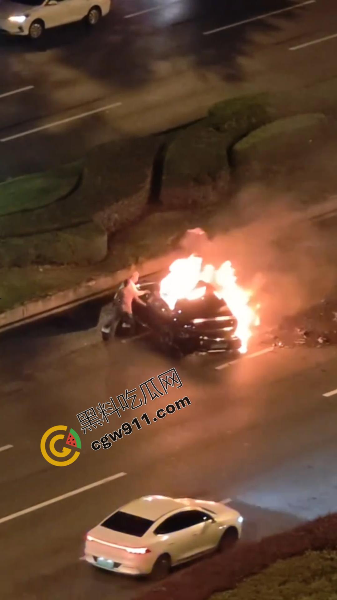成都天府大道惊魂夜:醉酒小米SU7车主酒驾撞绿化带,瞬间火光冲天,车主活活烧死,雷军粉丝掉粉29万-1