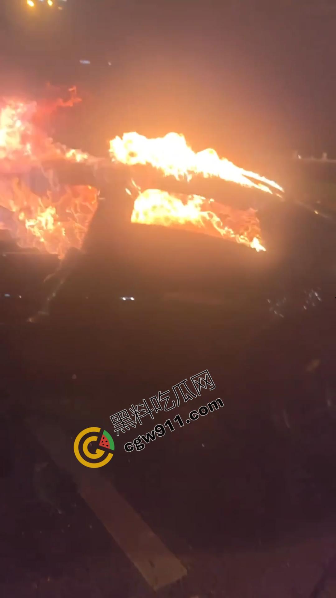 成都天府大道惊魂夜:醉酒小米SU7车主酒驾撞绿化带,瞬间火光冲天,车主活活烧死,雷军粉丝掉粉29万-3
